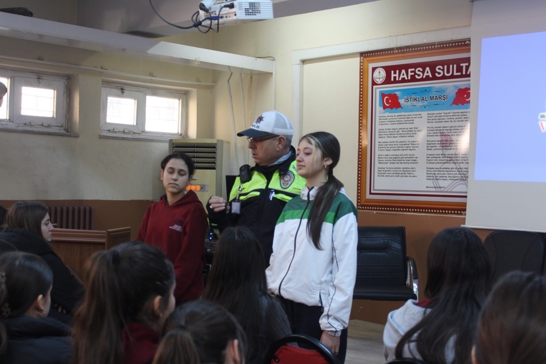 Salihli’de lise öğrencilerine hayat kurtaran trafik eğitimi
