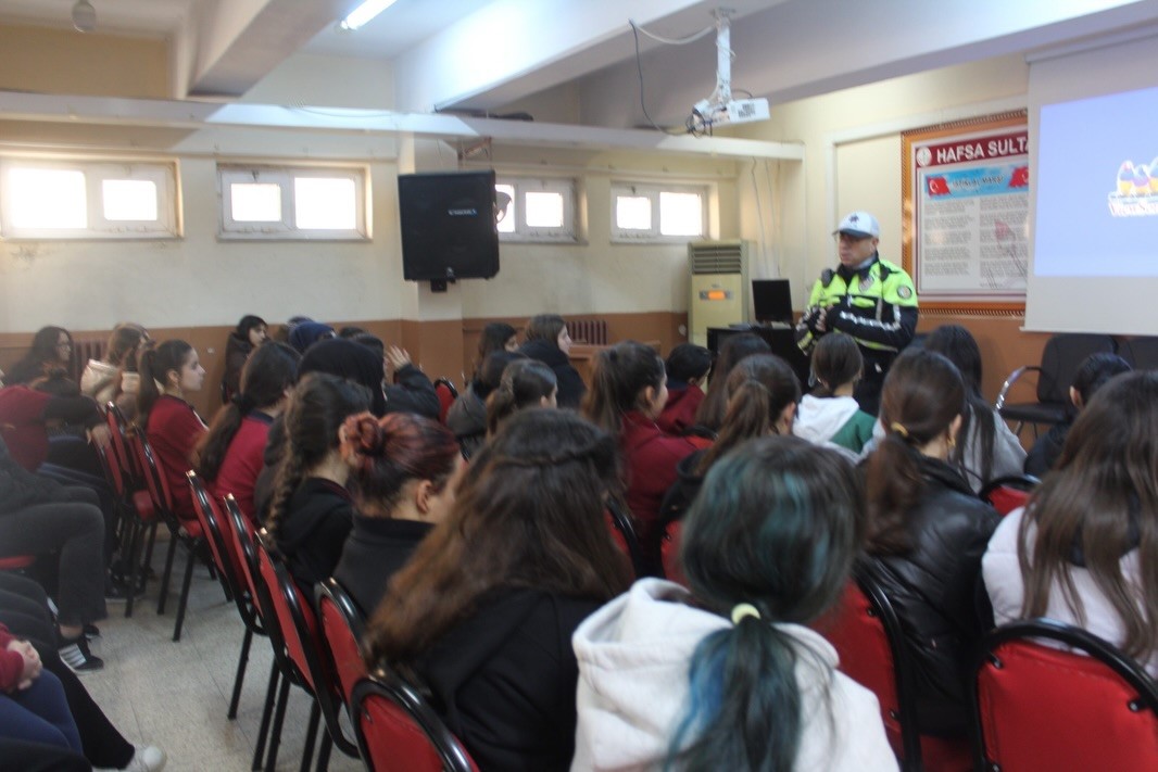 Salihli’de lise öğrencilerine hayat kurtaran trafik eğitimi
