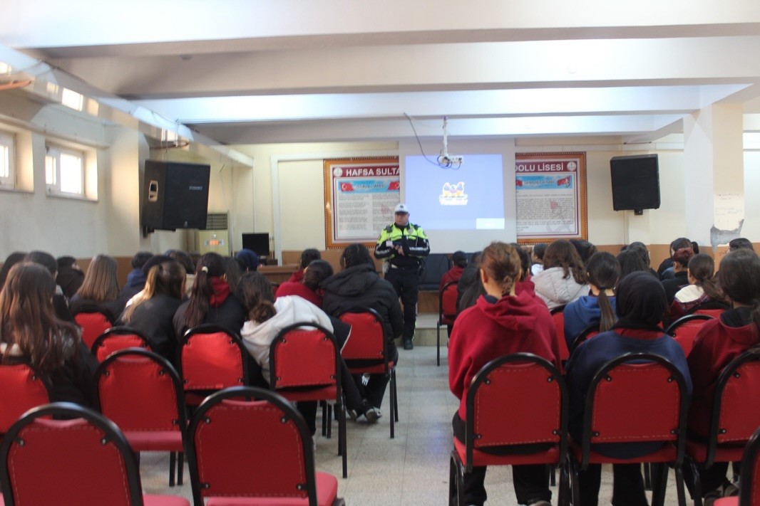 Salihli’de lise öğrencilerine hayat kurtaran trafik eğitimi
