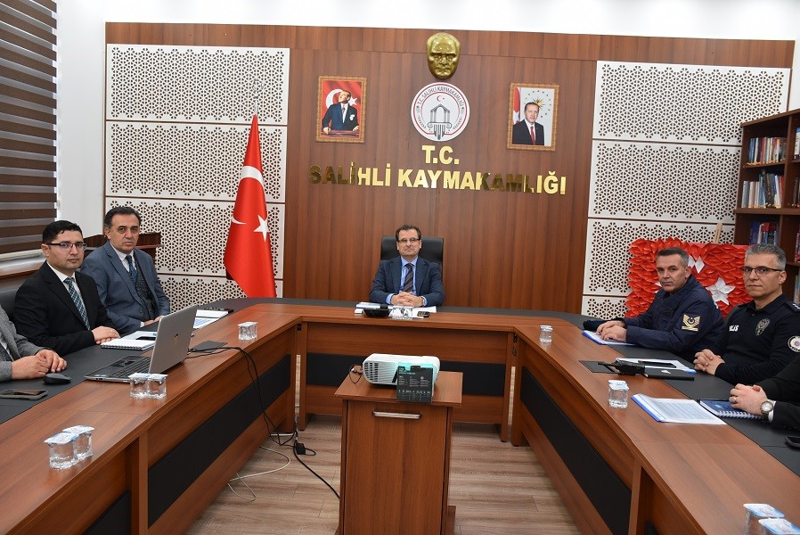 Salihli’de metruk binalar masaya yatırıldı
