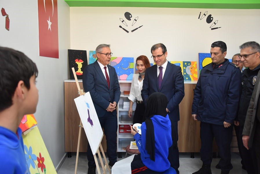 Salihli’de öğrencilerin hayal gücünü geliştirecek resim atölyesi açıldı
