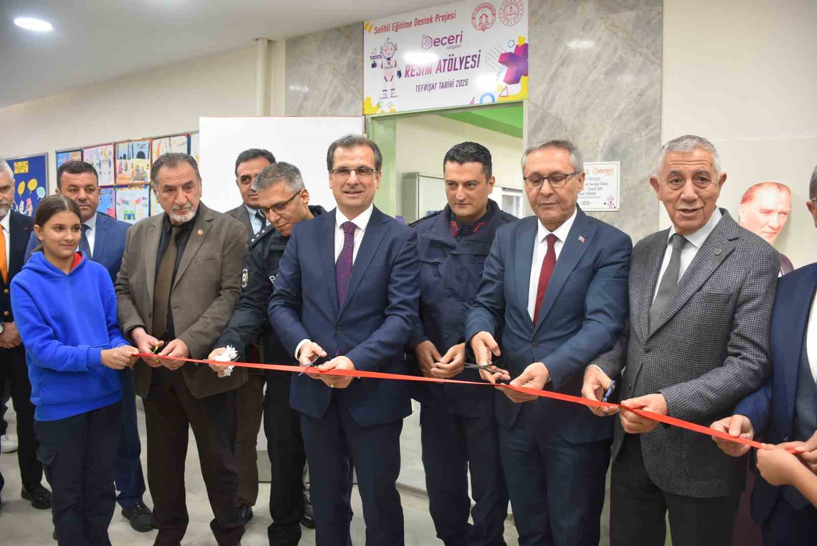 Salihli’de öğrencilerin hayal gücünü geliştirecek resim atölyesi açıldı
