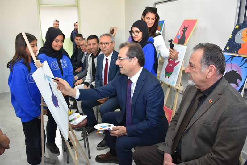 Salihli’de öğrencilerin hayal gücünü geliştirecek resim atölyesi açıldı
