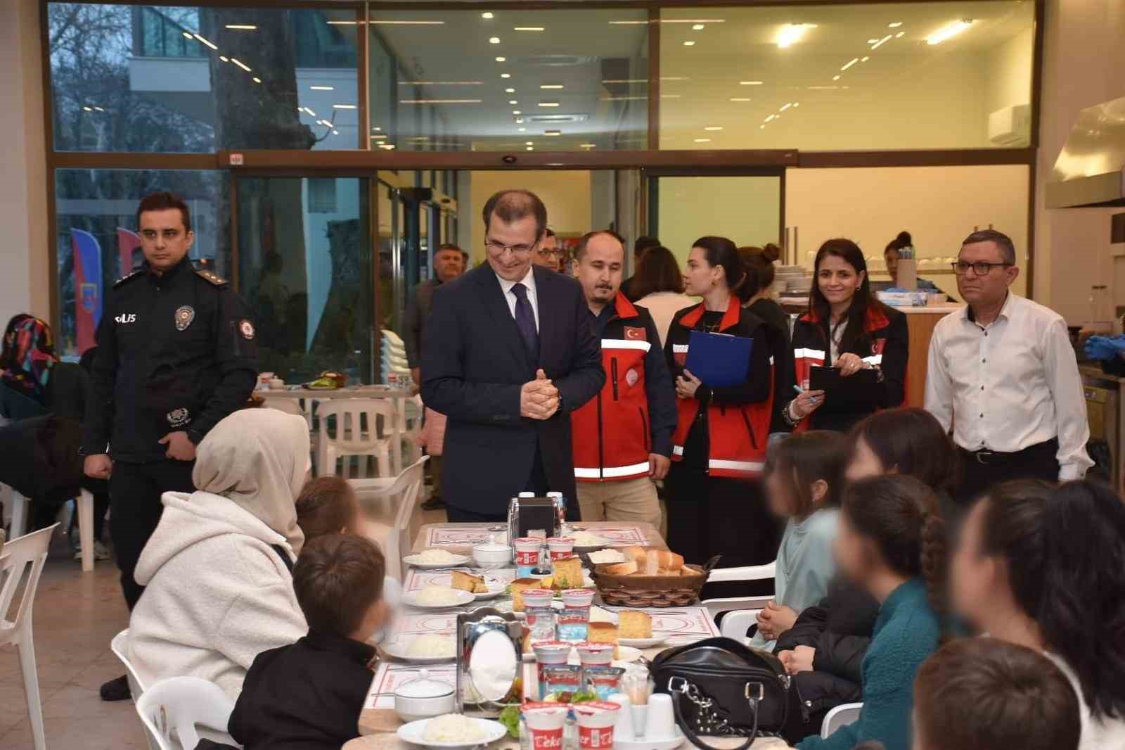 Salihli’de öksüz ve yetimler için gönülleri ısıtan iftar
