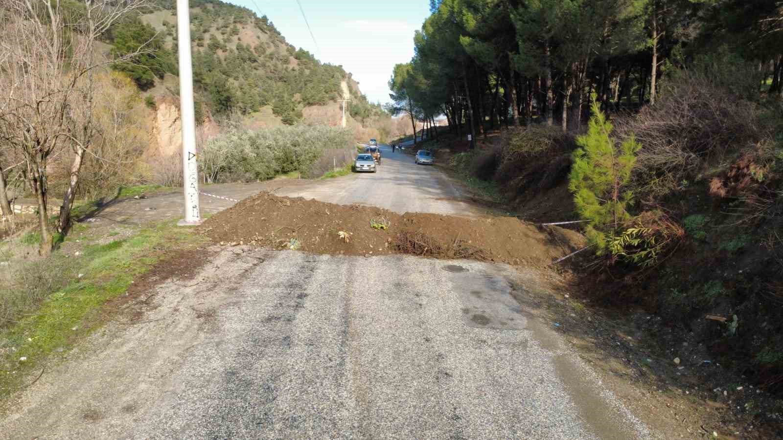 Salihli’de sel felaketi: Köprü yıkıldı, nehir taştı, yollar kapandı
