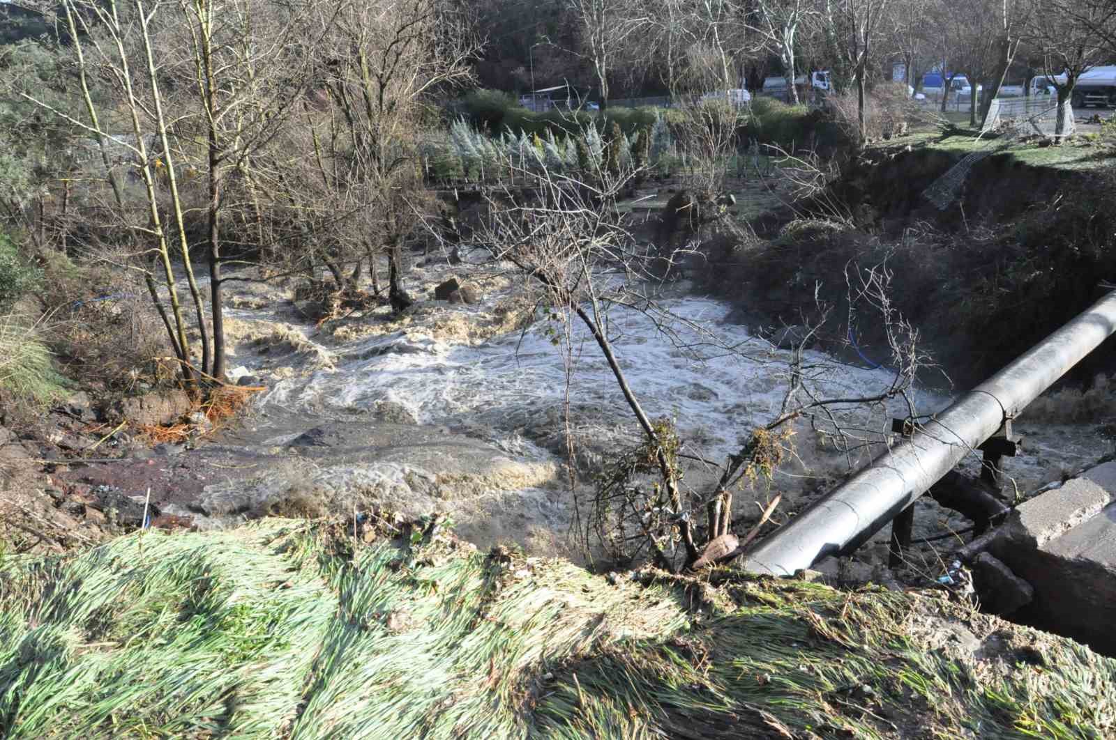 Salihli’de sel felaketi: Köprü yıkıldı, nehir taştı, yollar kapandı
