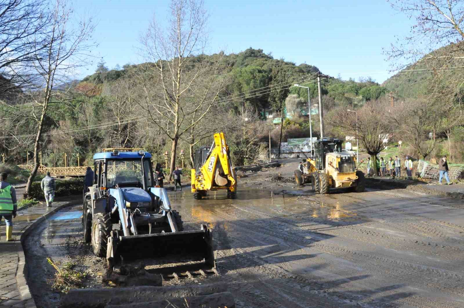 Salihli’de sel felaketi: Köprü yıkıldı, nehir taştı, yollar kapandı
