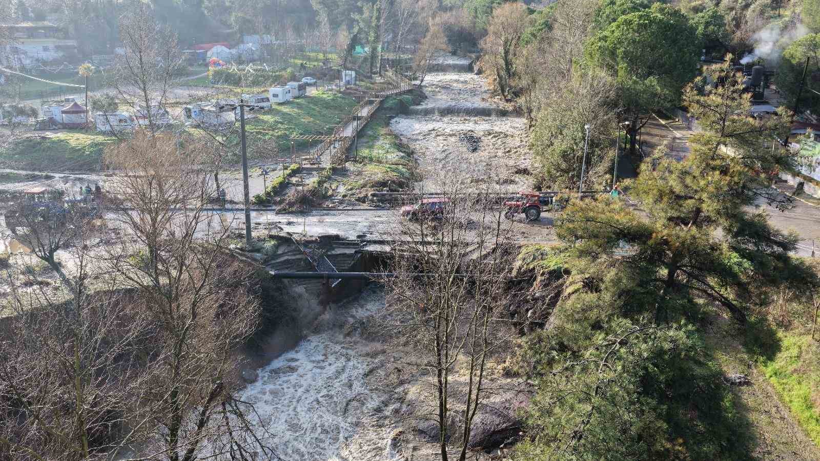 Salihli’de sel felaketi: Köprü yıkıldı, nehir taştı, yollar kapandı

