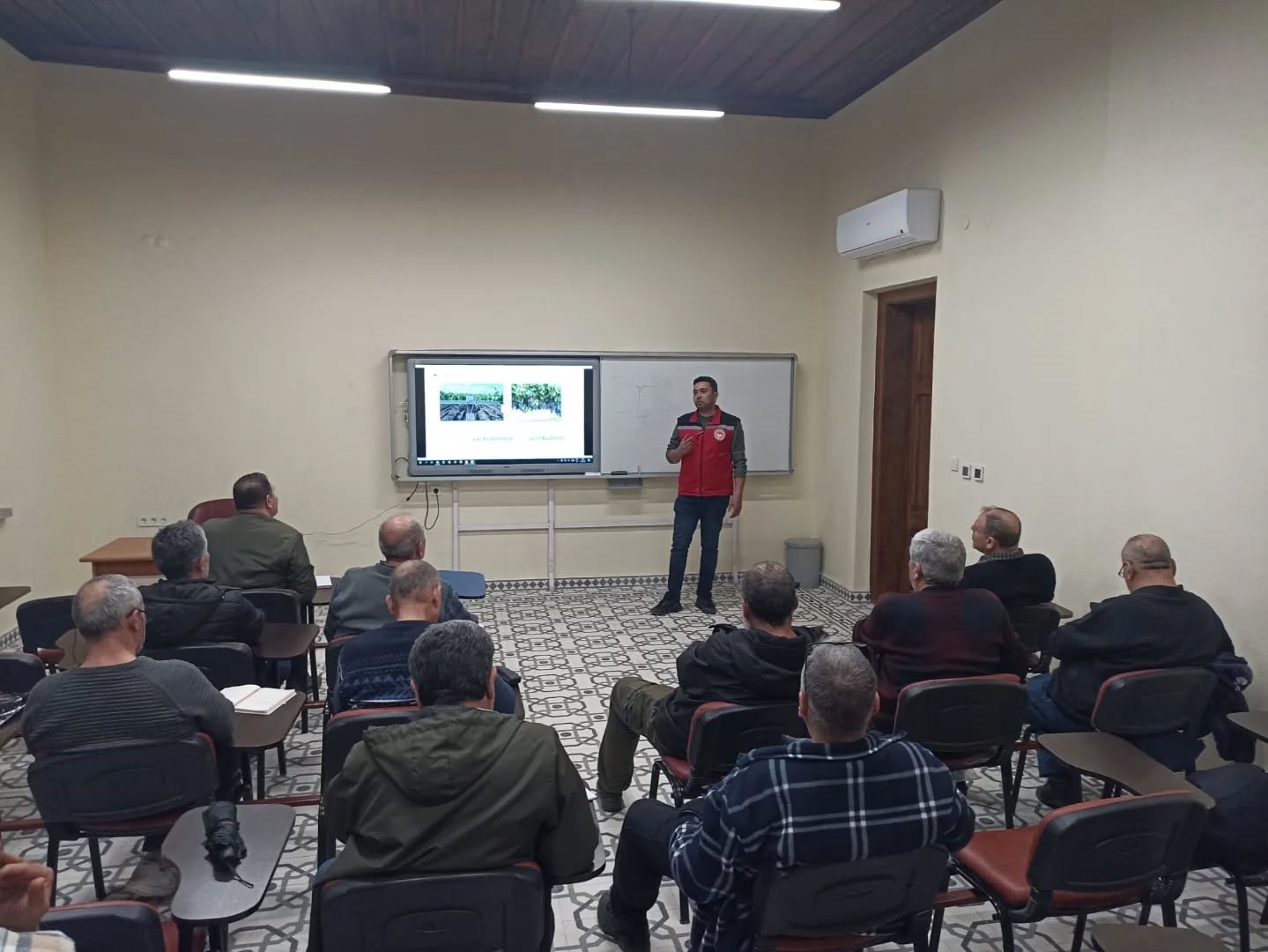 Salihli’de üreticilere budama ve gübreleme eğitimi
