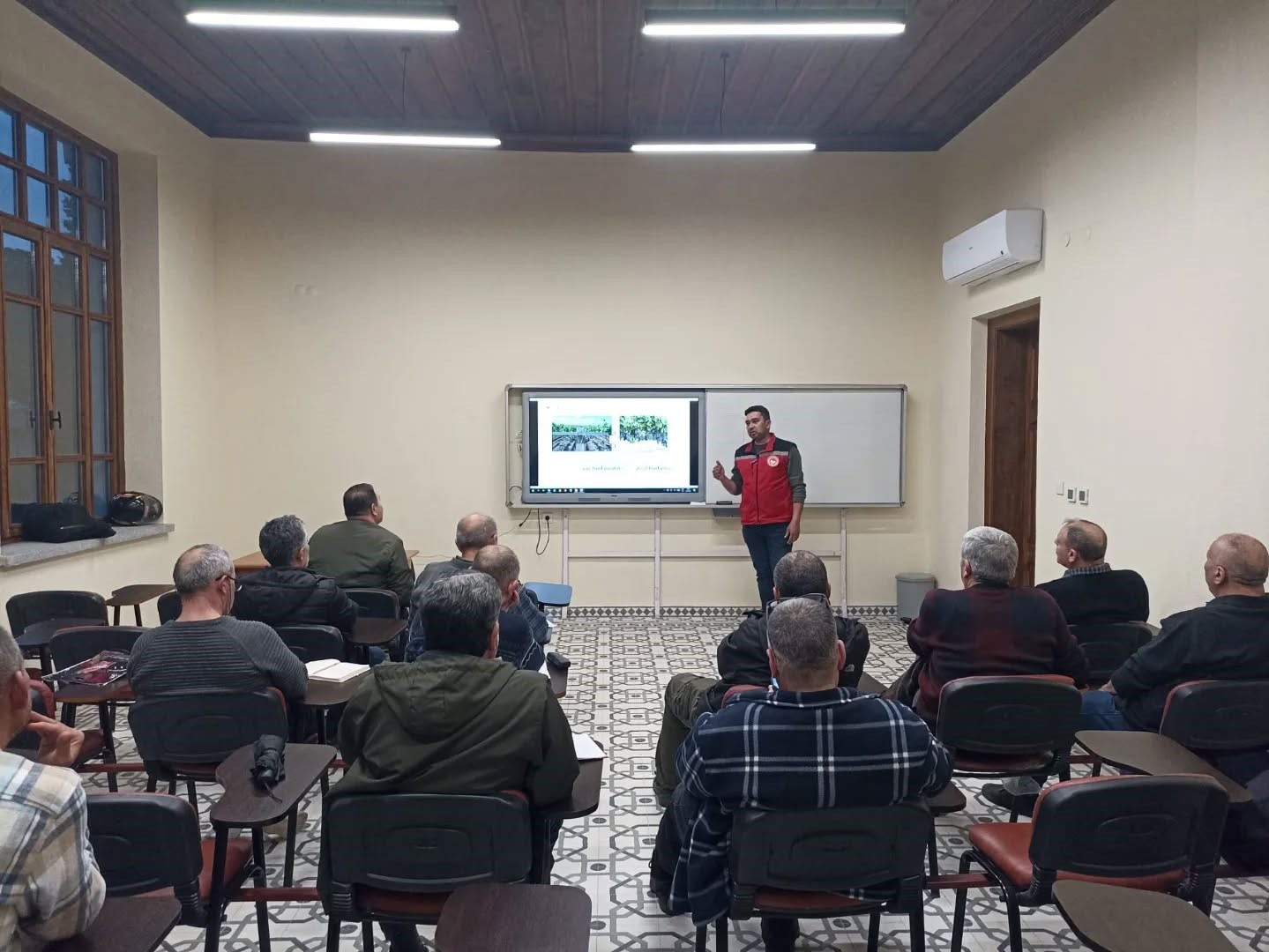 Salihli’de üreticilere budama ve gübreleme eğitimi
