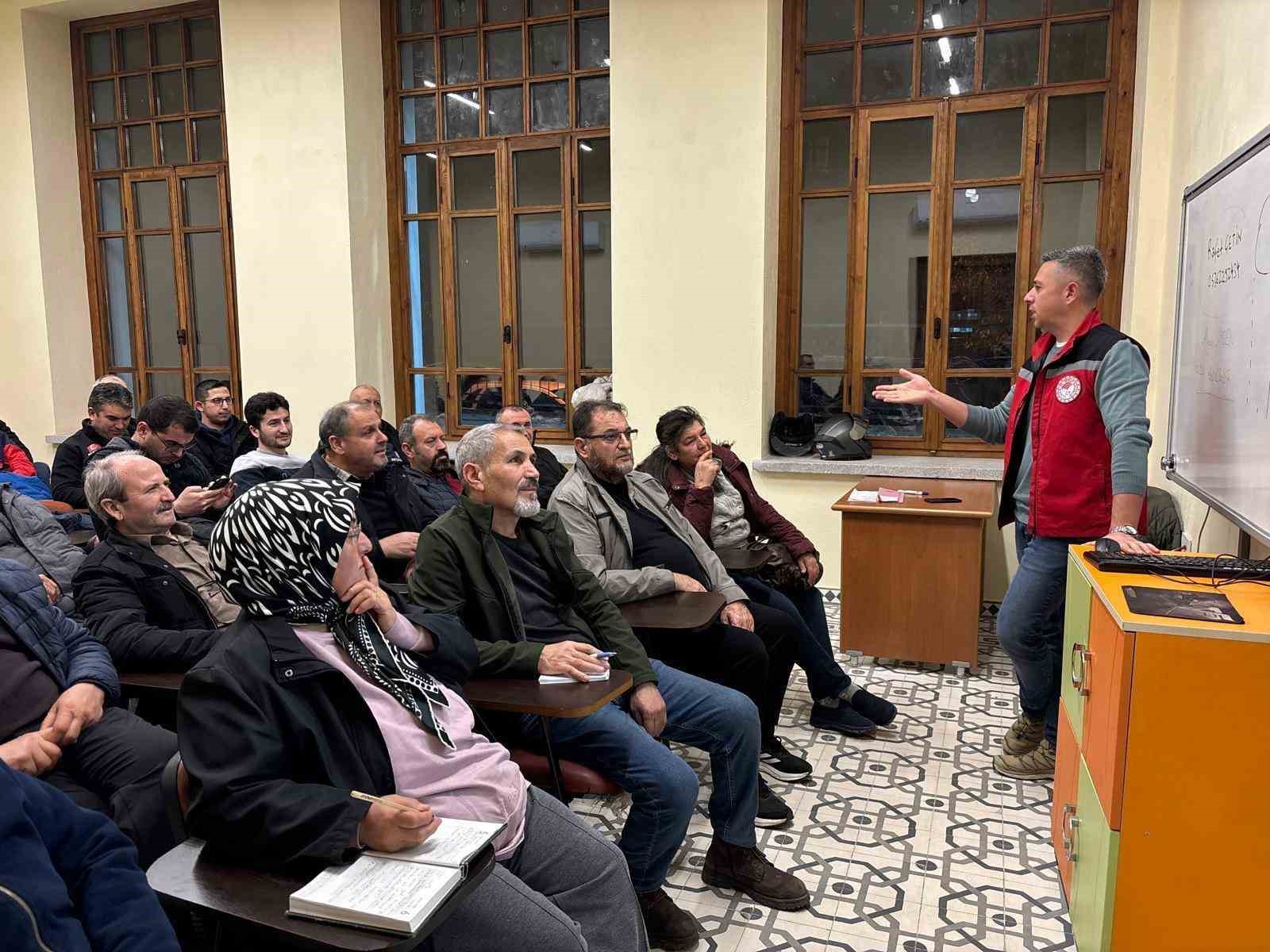 Salihli’de üreticilere ücretsiz budama kursuna yoğun ilgi
