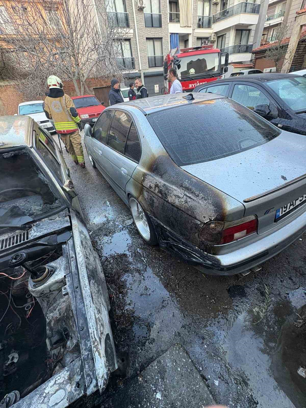 Salihli’de yangın paniği: Park halindeki 2 otomobil yandı
