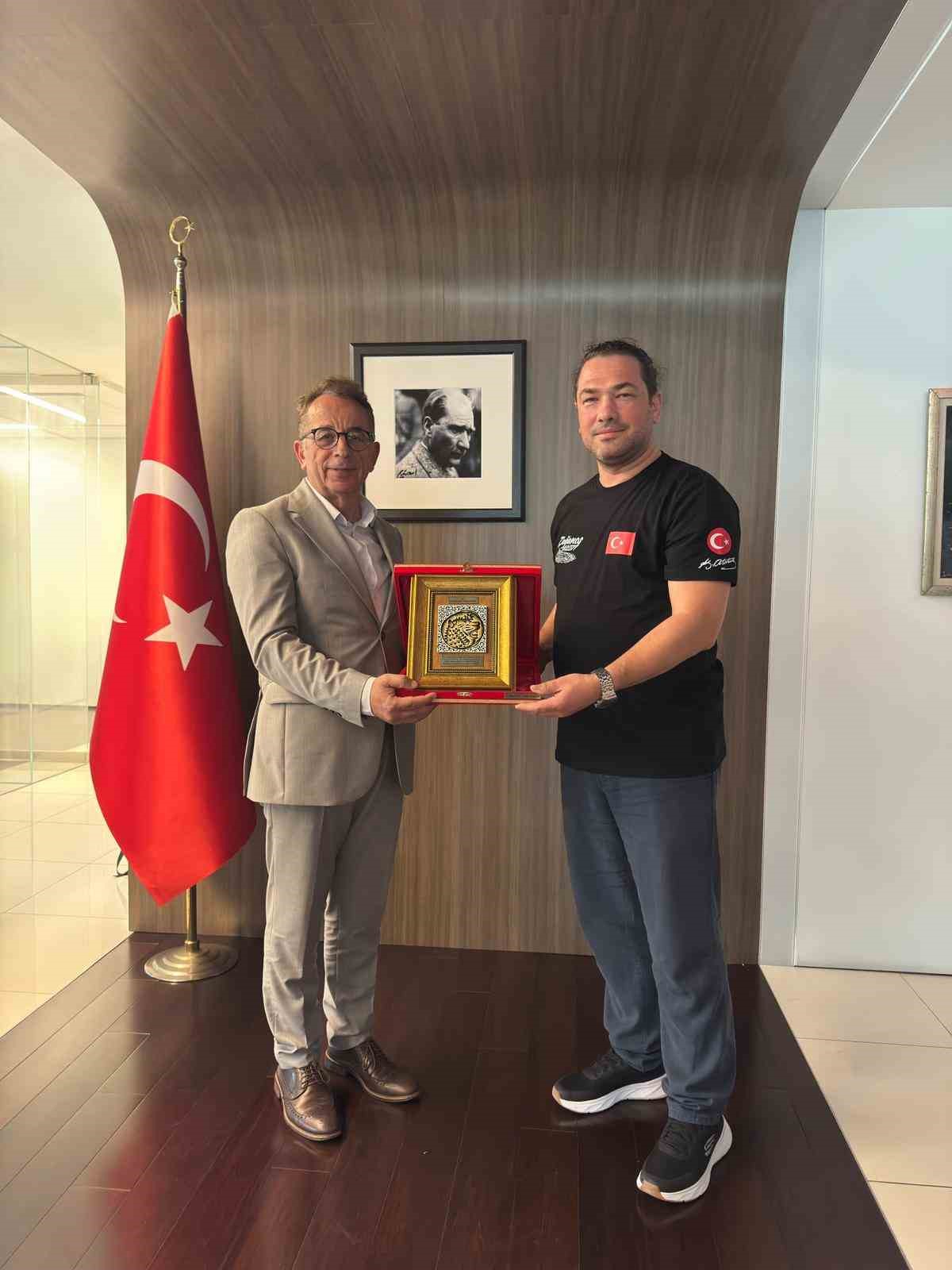 Salihli’den Miami Başkonsolosu’na Sardes Hediyesi
