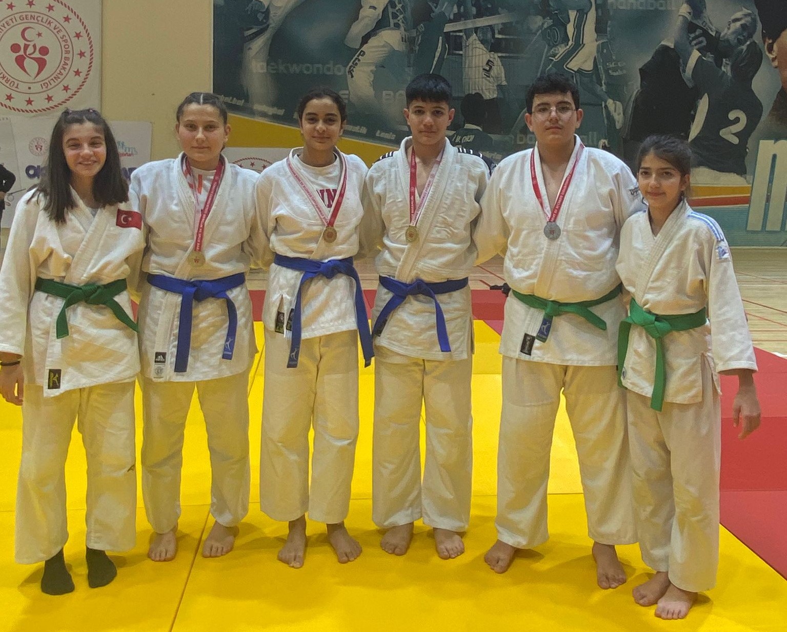 Salihli’nin yıldız judocuları il birinciliğinde madalyaları topladı

