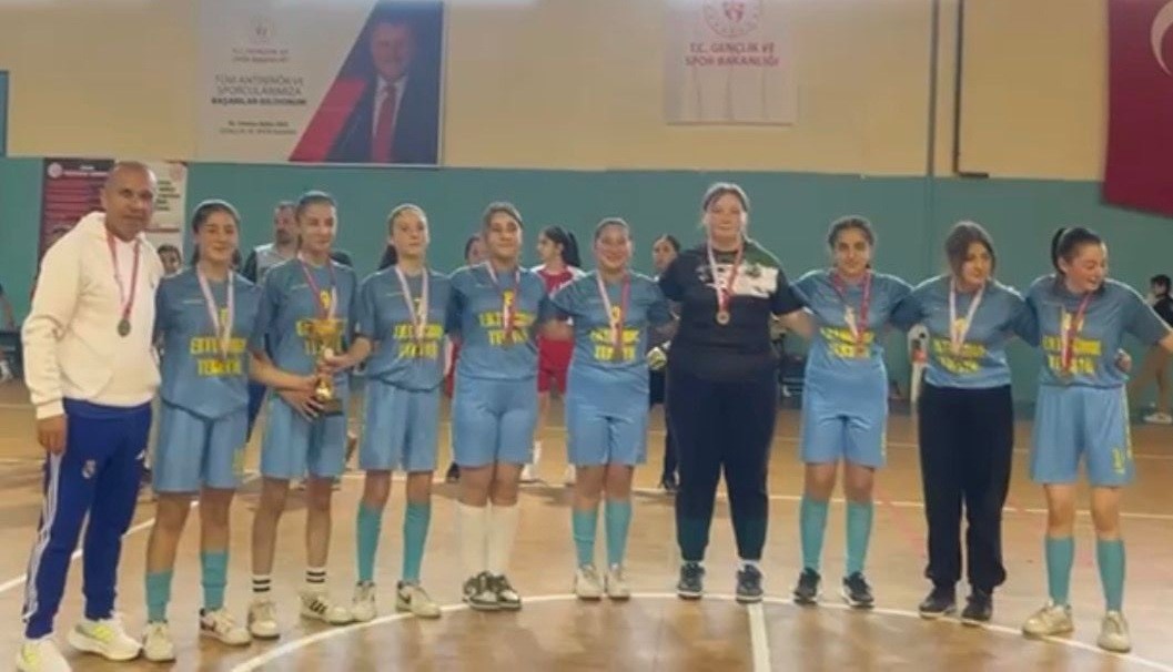 Salihli’nin yıldız kızları Manisa’da şampiyon
Salihli’nin yıldız kızları Manisa’da şampiyon