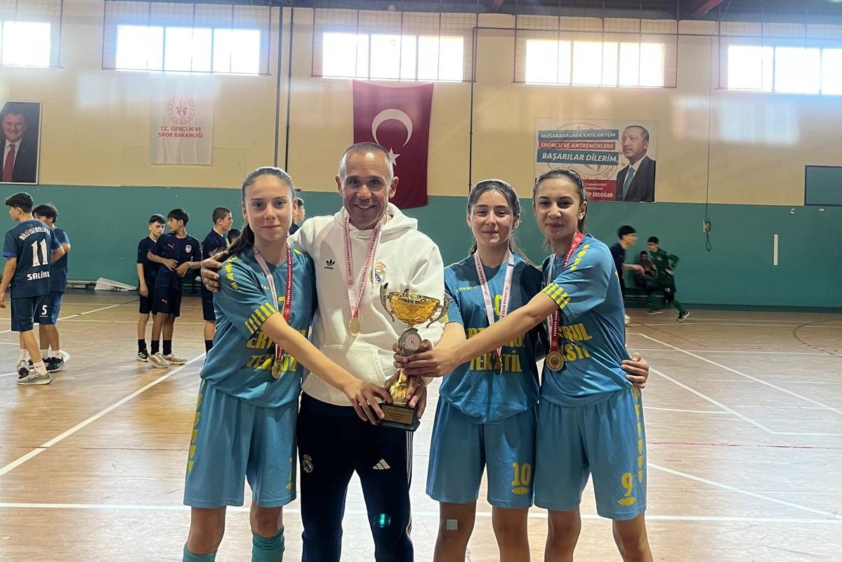 Salihli’nin yıldız kızları Manisa’da şampiyon
Salihli’nin yıldız kızları Manisa’da şampiyon