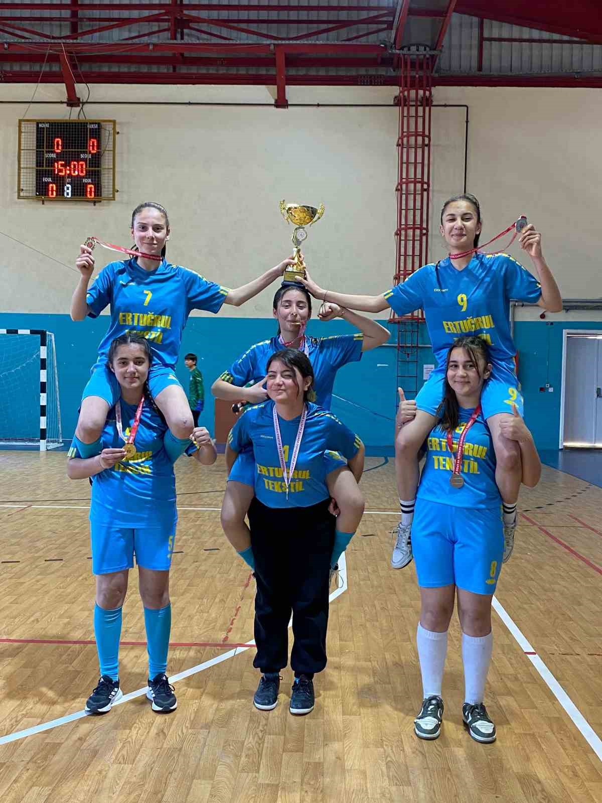 Salihli’nin yıldız kızları Manisa’da şampiyon
Salihli’nin yıldız kızları Manisa’da şampiyon