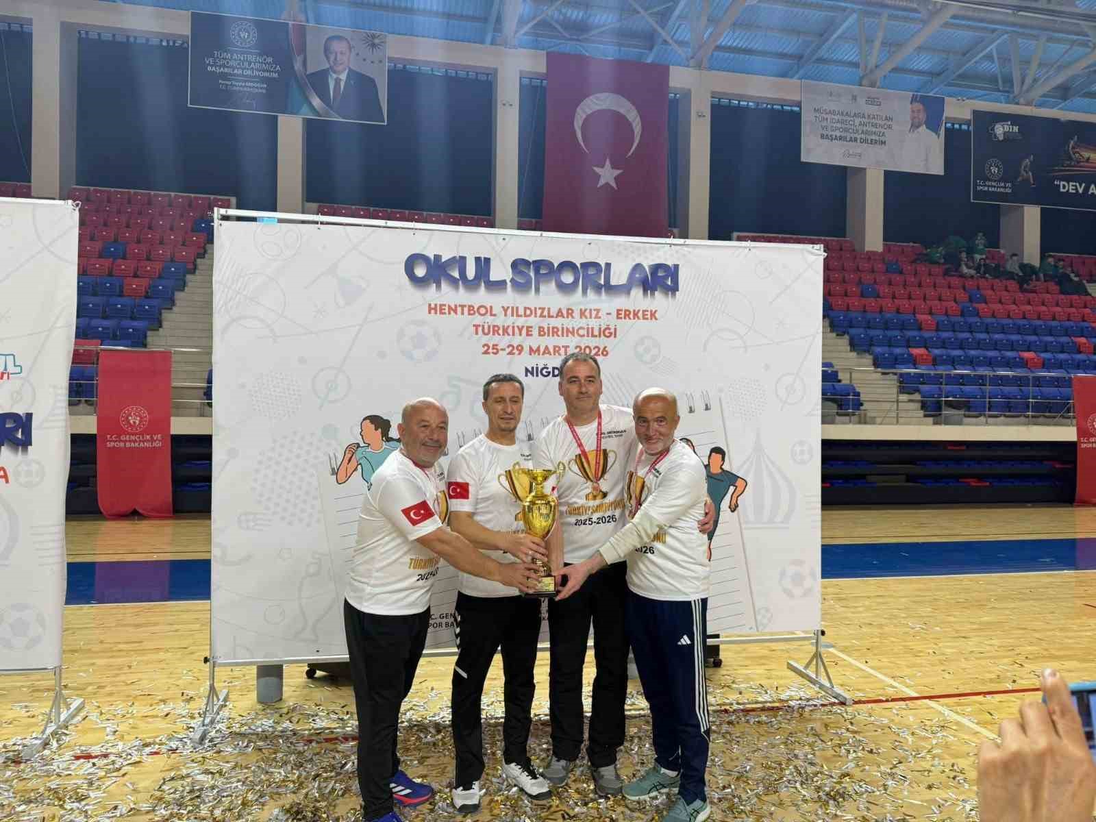 Salihli’nin yıldızları Hentbol’de Türkiye şampiyonu
