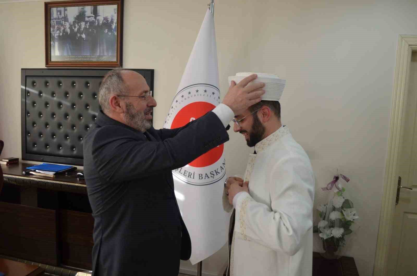 Salihli’ye atanan din görevlileri cübbe giydi
