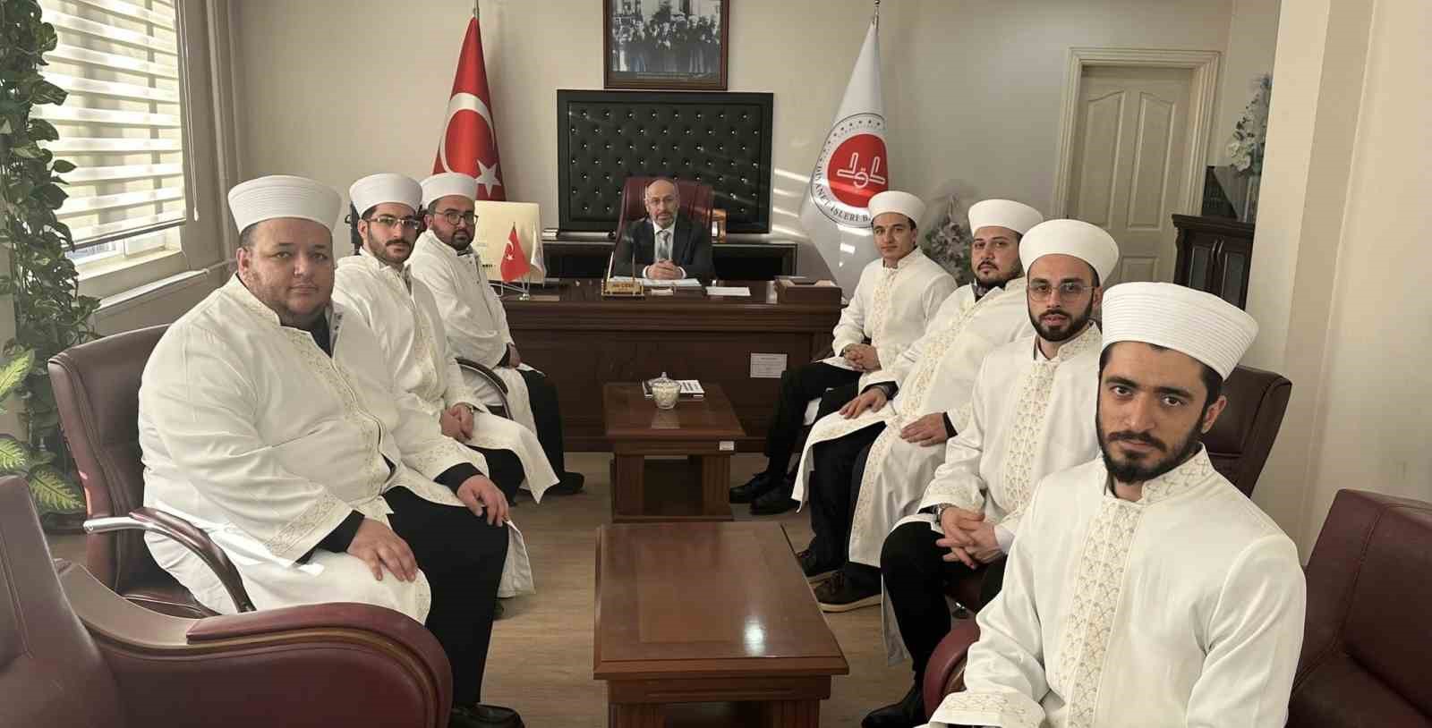 Salihli’ye atanan din görevlileri cübbe giydi
