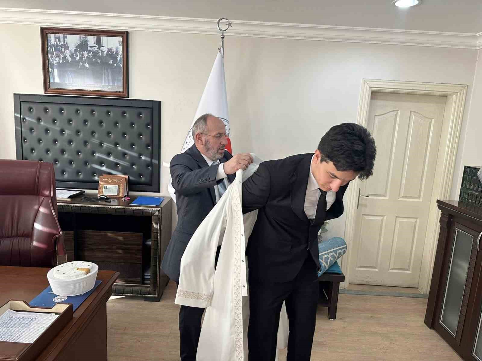 Salihli’ye atanan din görevlileri cübbe giydi
