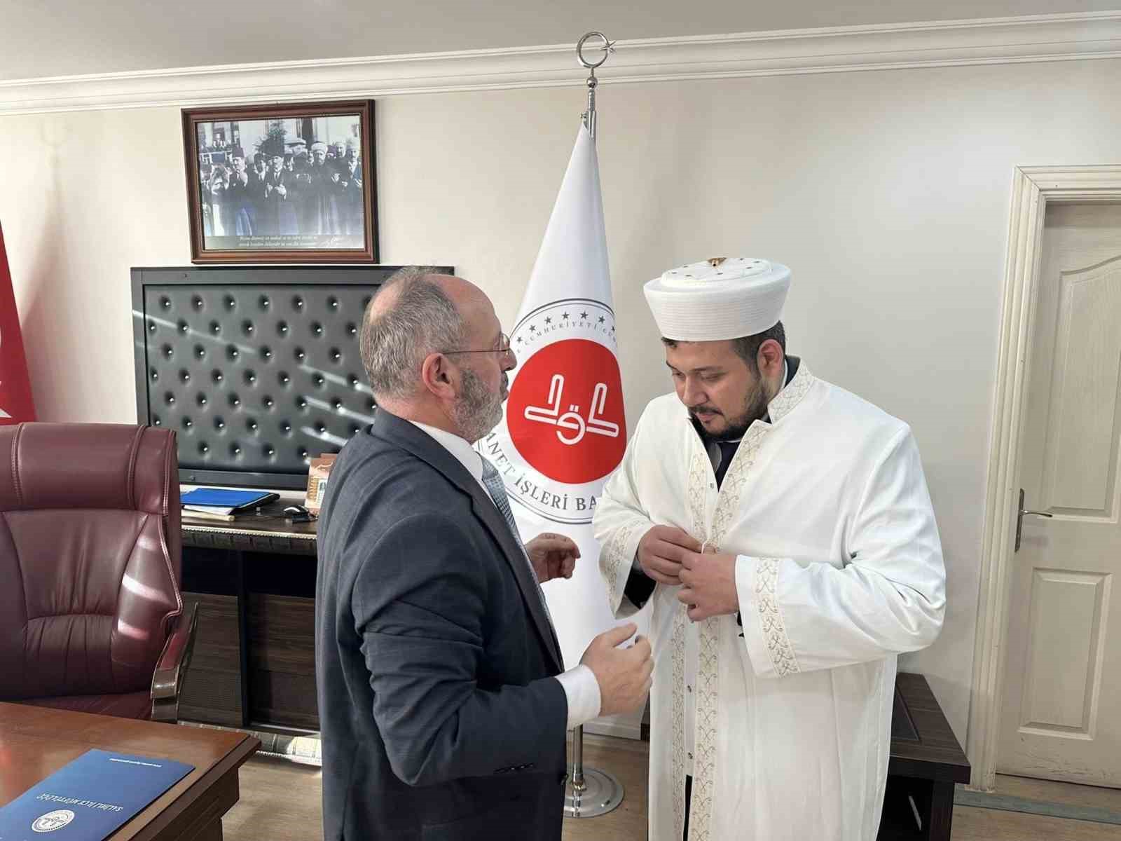 Salihli’ye atanan din görevlileri cübbe giydi
