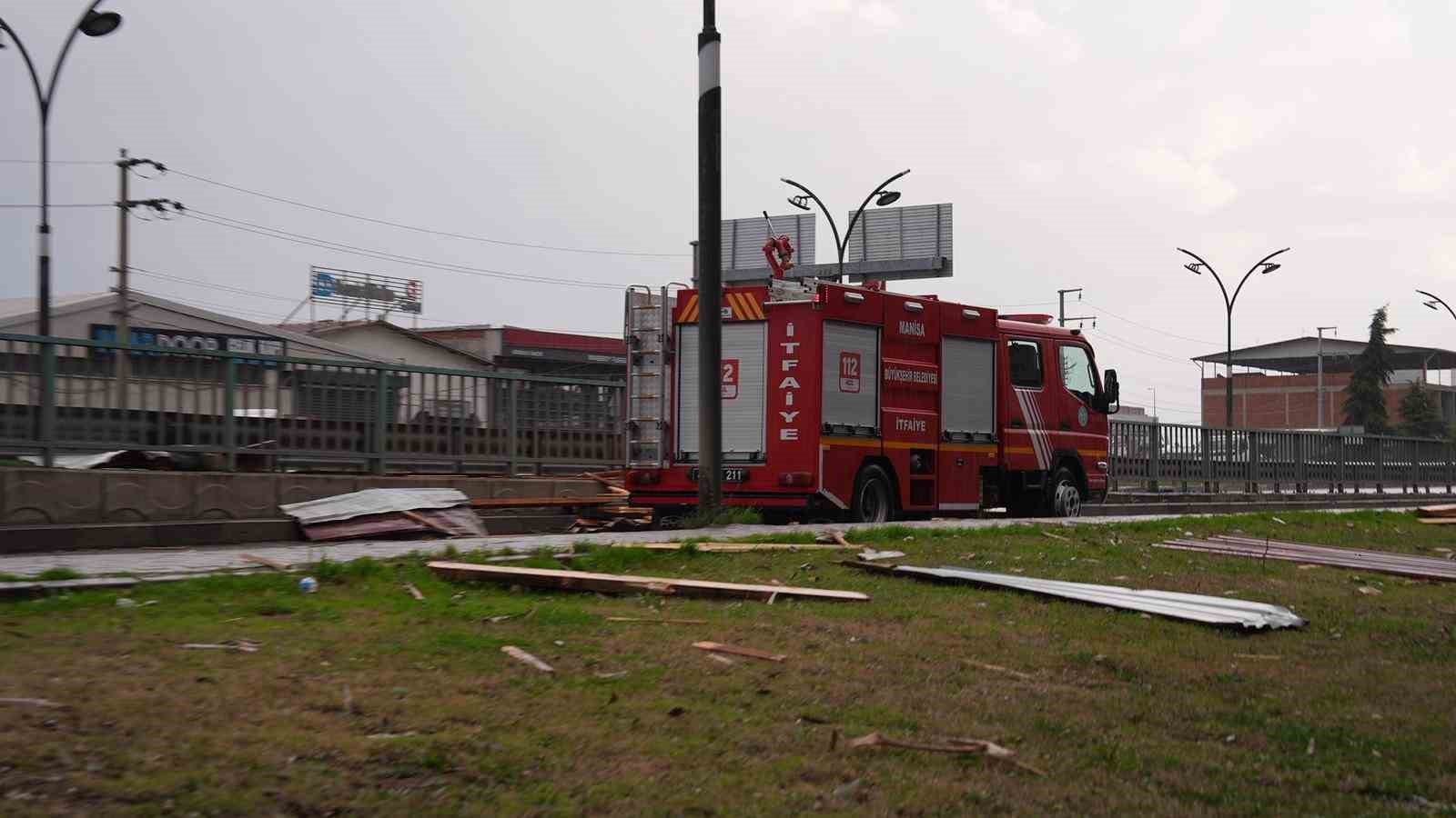 Salihli’yi fırtına vurdu, ağaçlar devrildi, çatılar uçtu
