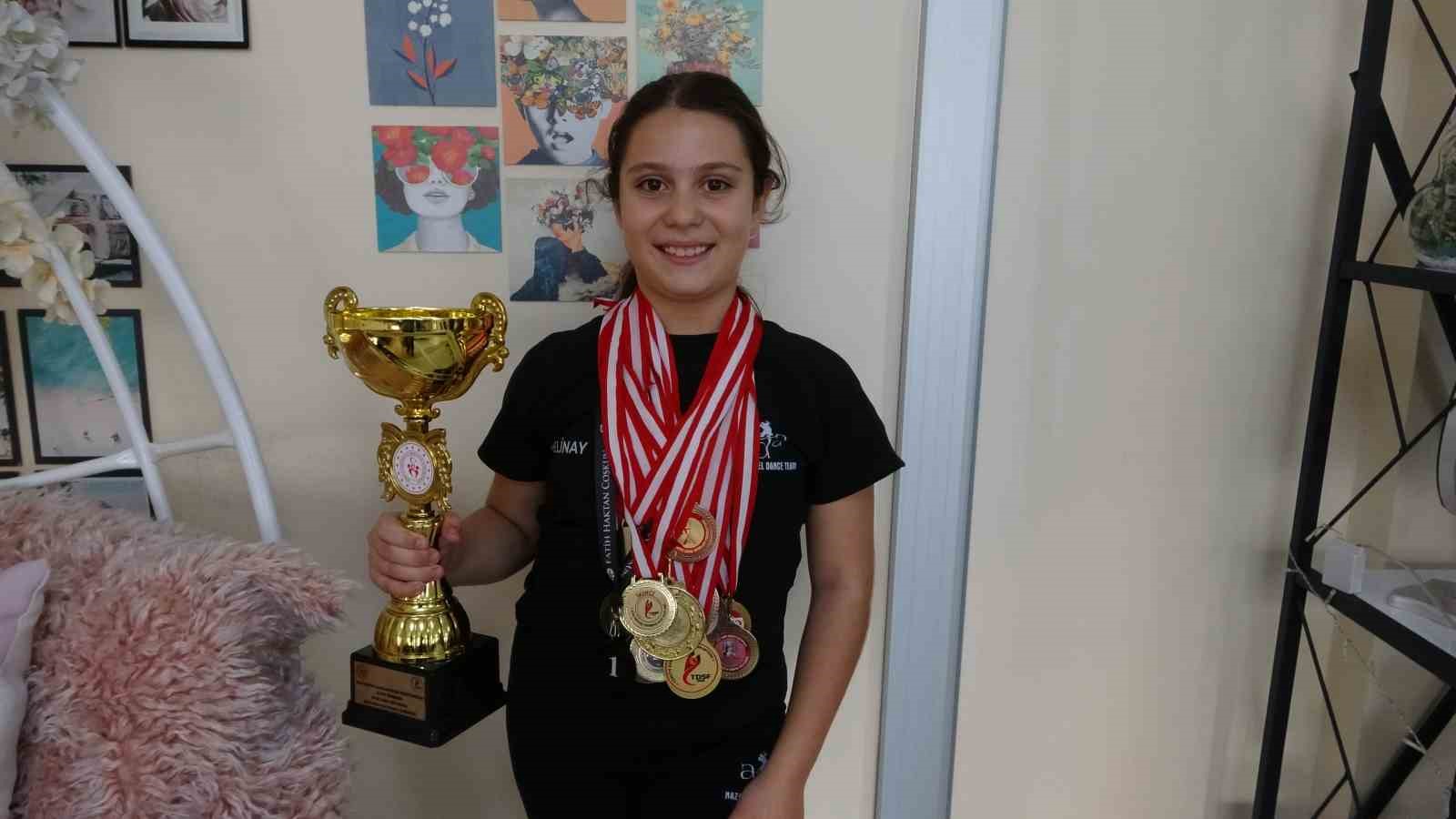 Salsa’nın minik yıldızı: 10 yaşa kupa ve madalyalar doldurdu
