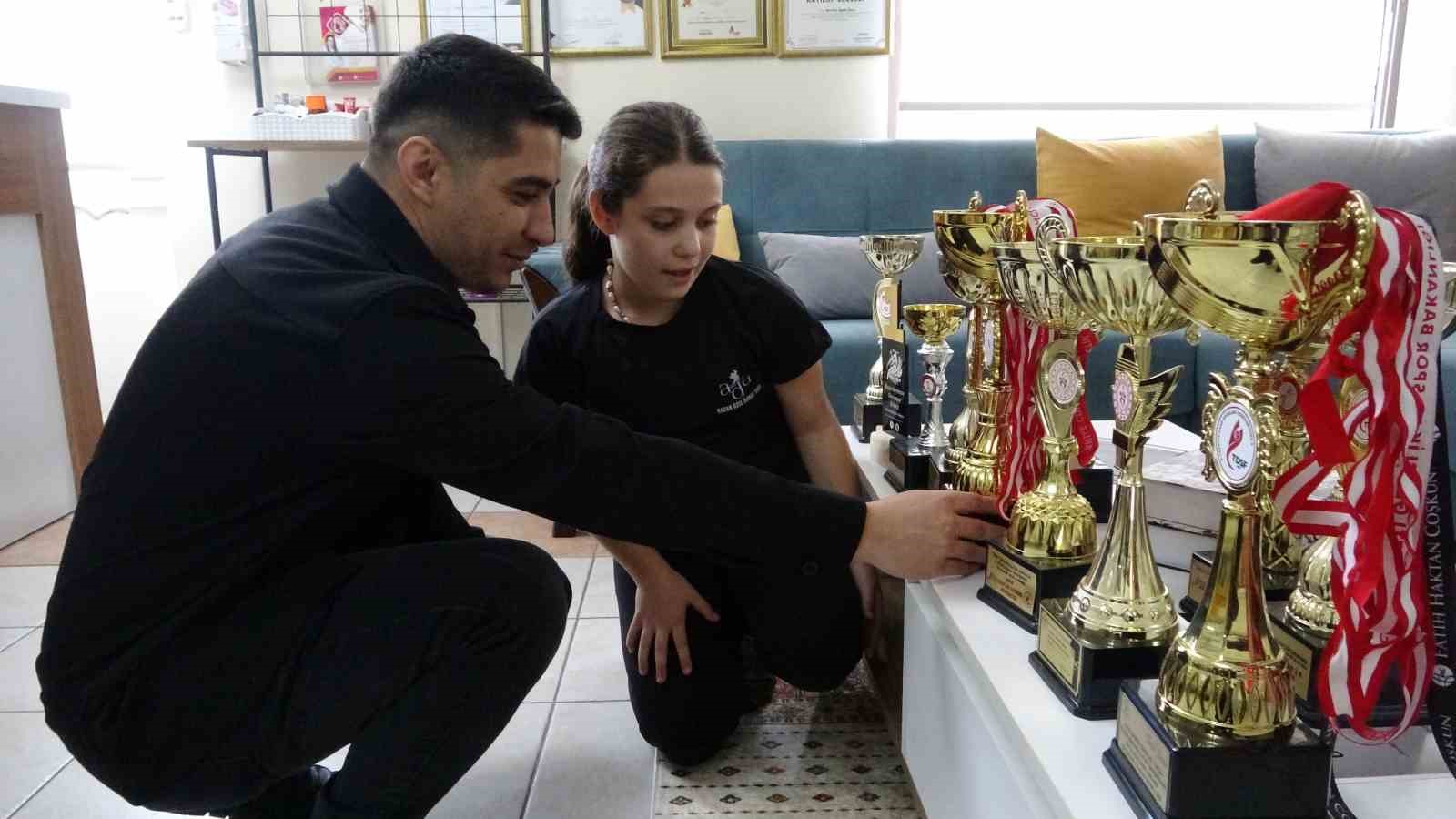 Salsa’nın minik yıldızı: 10 yaşa kupa ve madalyalar doldurdu
