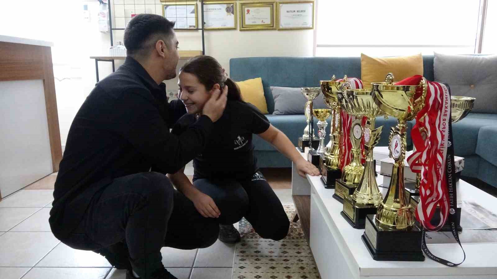 Salsa’nın minik yıldızı: 10 yaşa kupa ve madalyalar doldurdu
