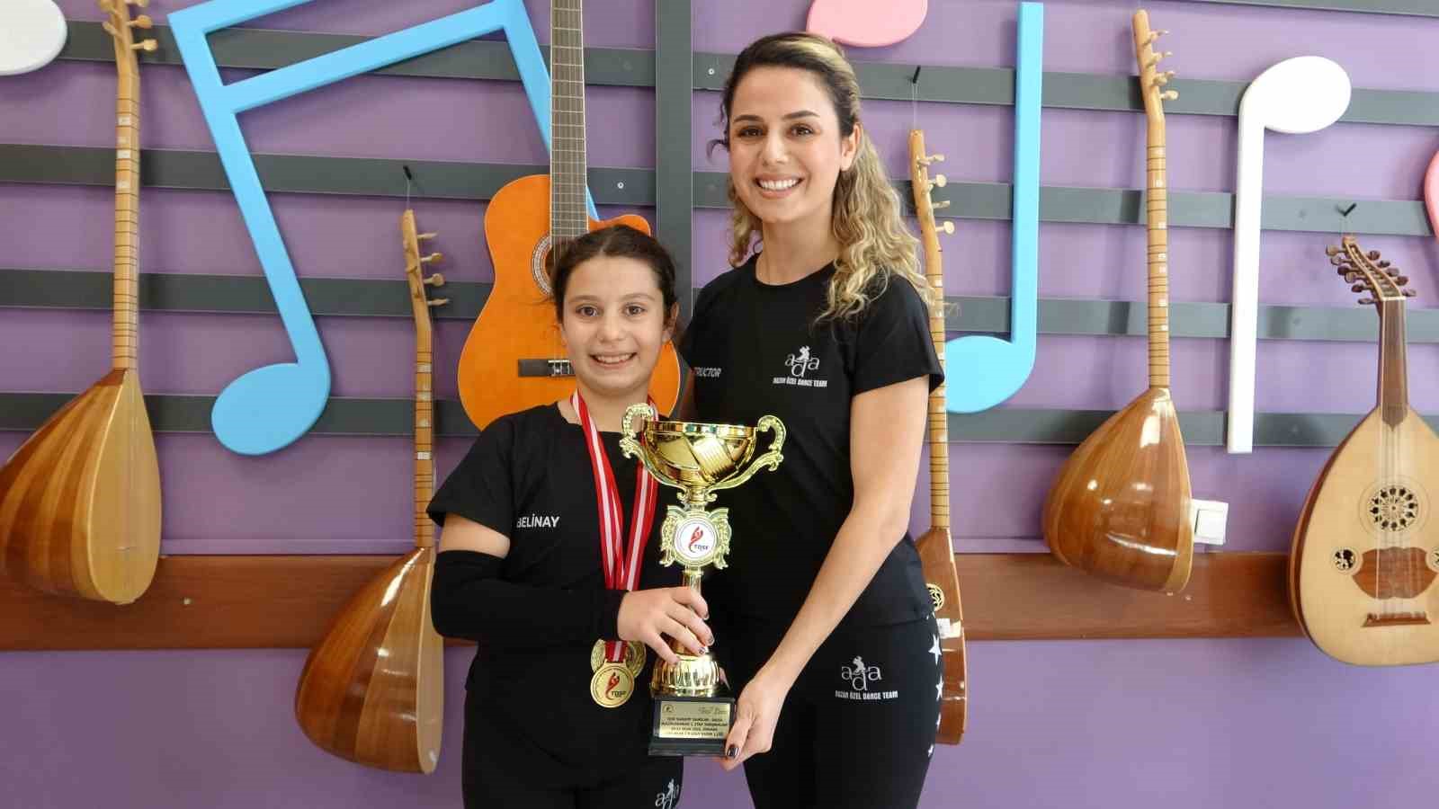 Salsa’nın minik yıldızı: 10 yaşa kupa ve madalyalar doldurdu
