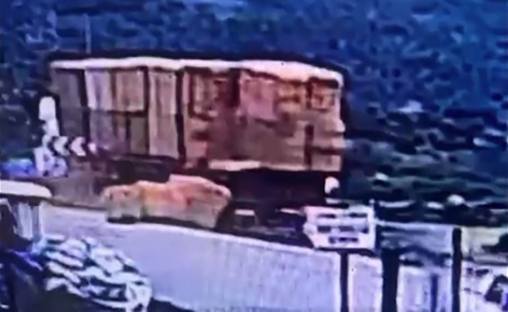 Saman balyalarının altında kalan kişinin ölüm anı kamerada
