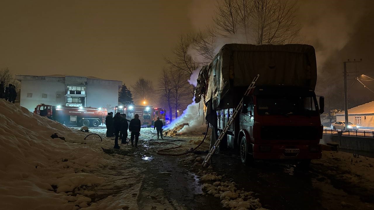 Saman yüklü kamyon alev aldı, uyuyan sürücü facianın eşiğinden döndü
