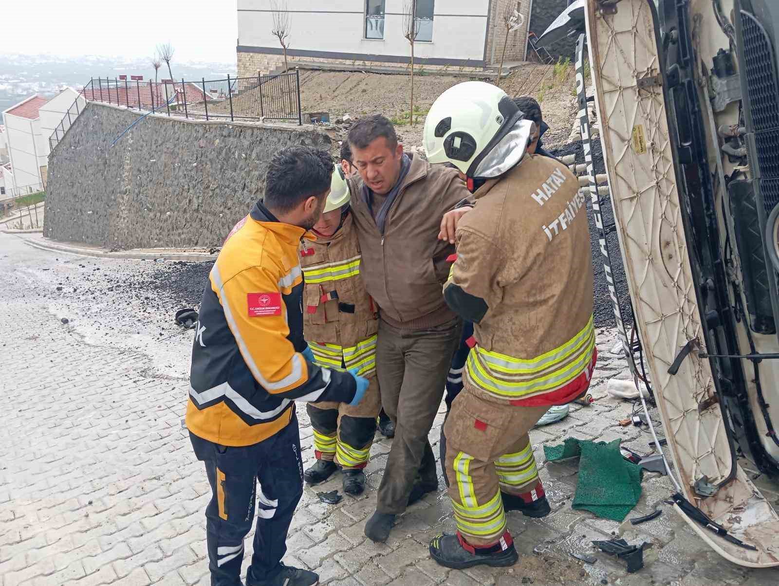 Samandağ’da devrilen tırın sürücüsü yaralandı
