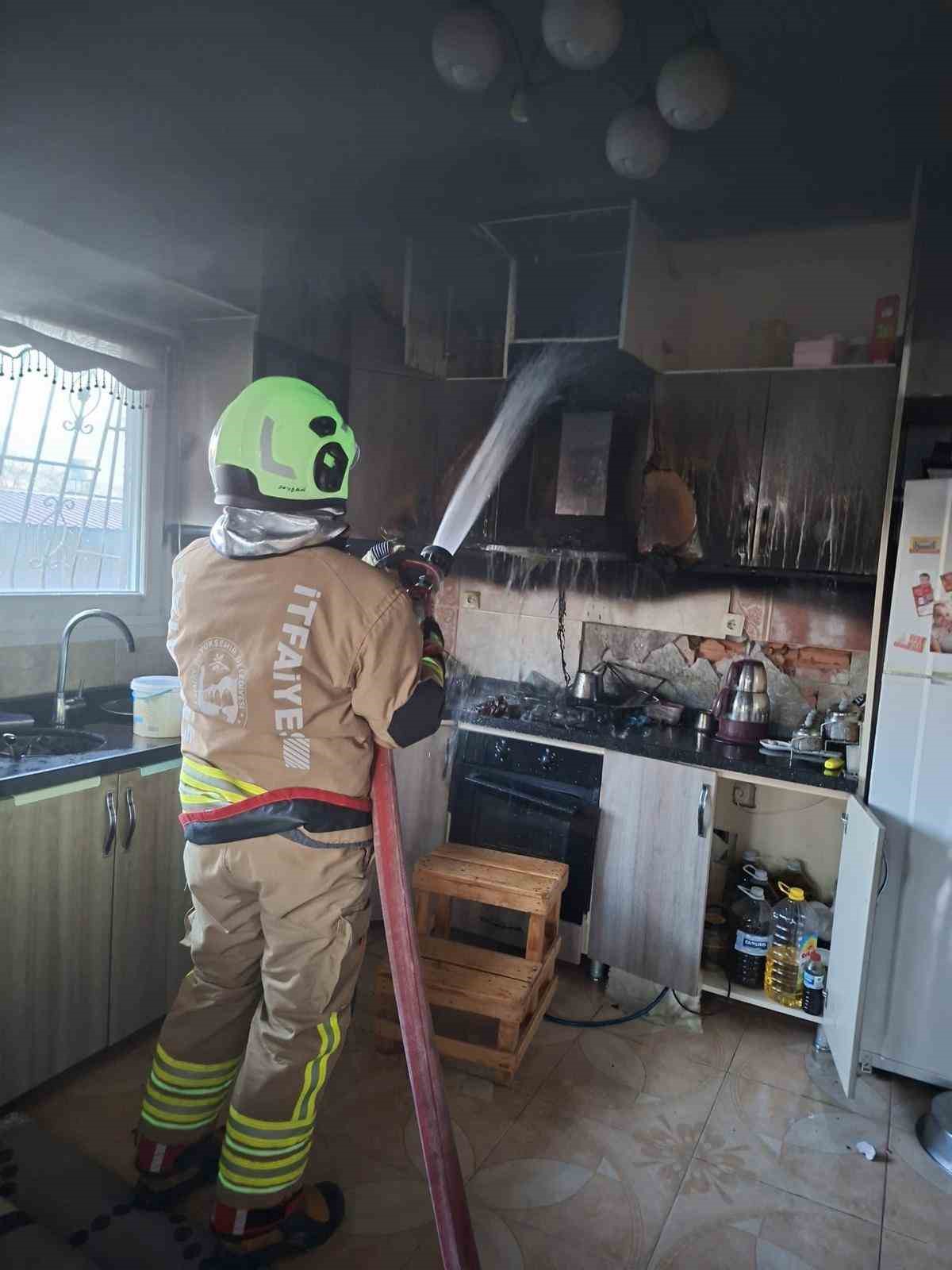 Samandağ’da evin mutfağında çıkan yangın korkuttu
