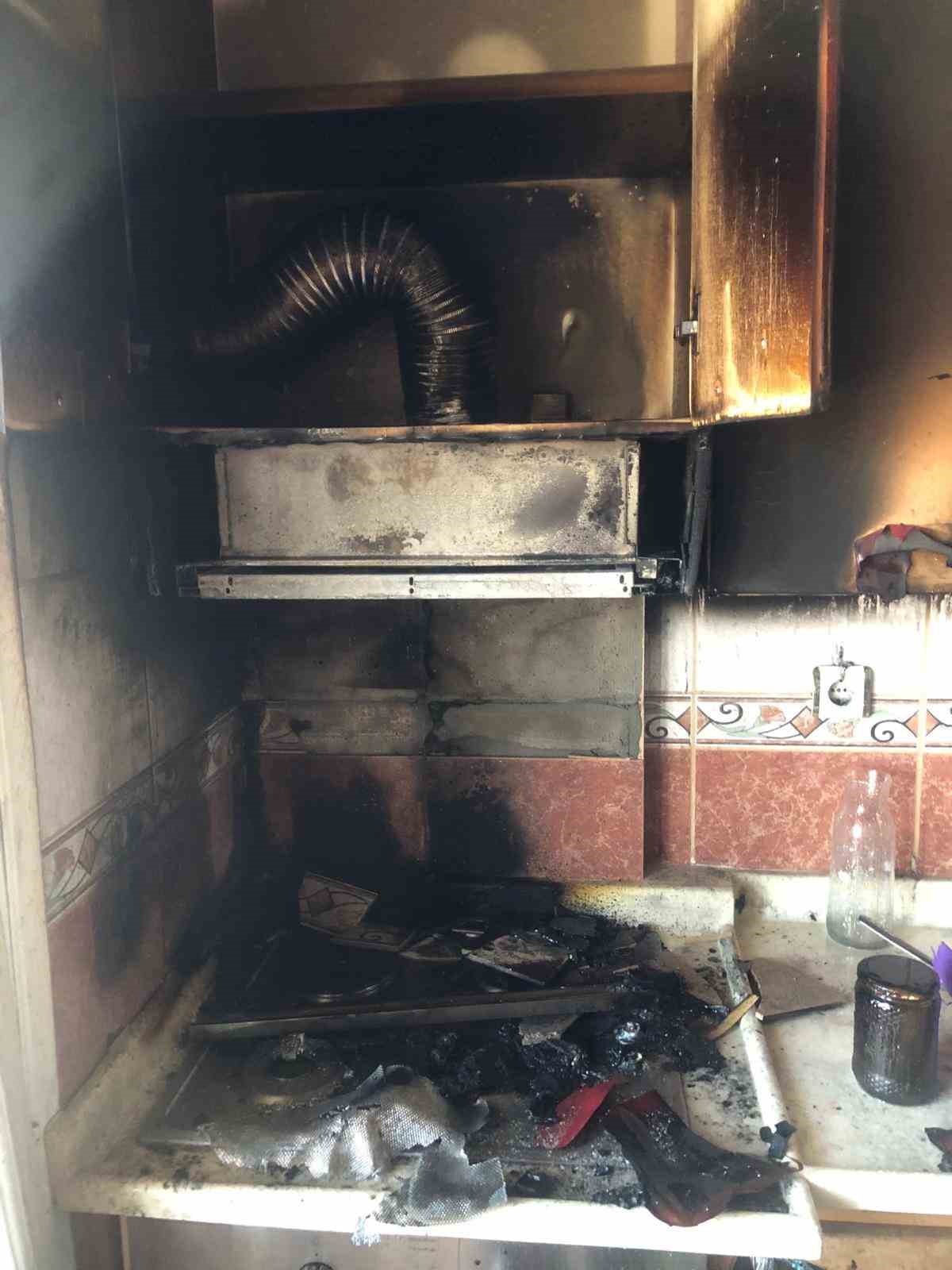 Samandağ’da evin mutfağından alevler yükseldi
