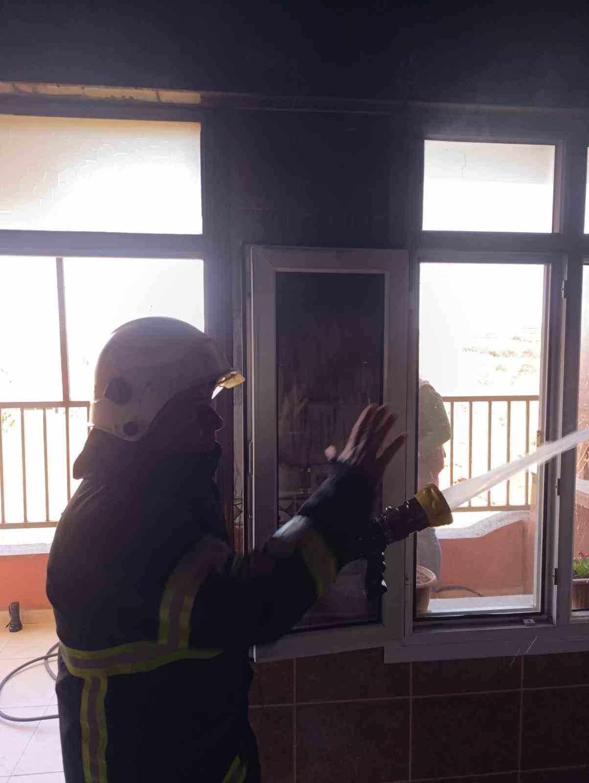 Samandağ’da evin mutfağından alevler yükseldi
