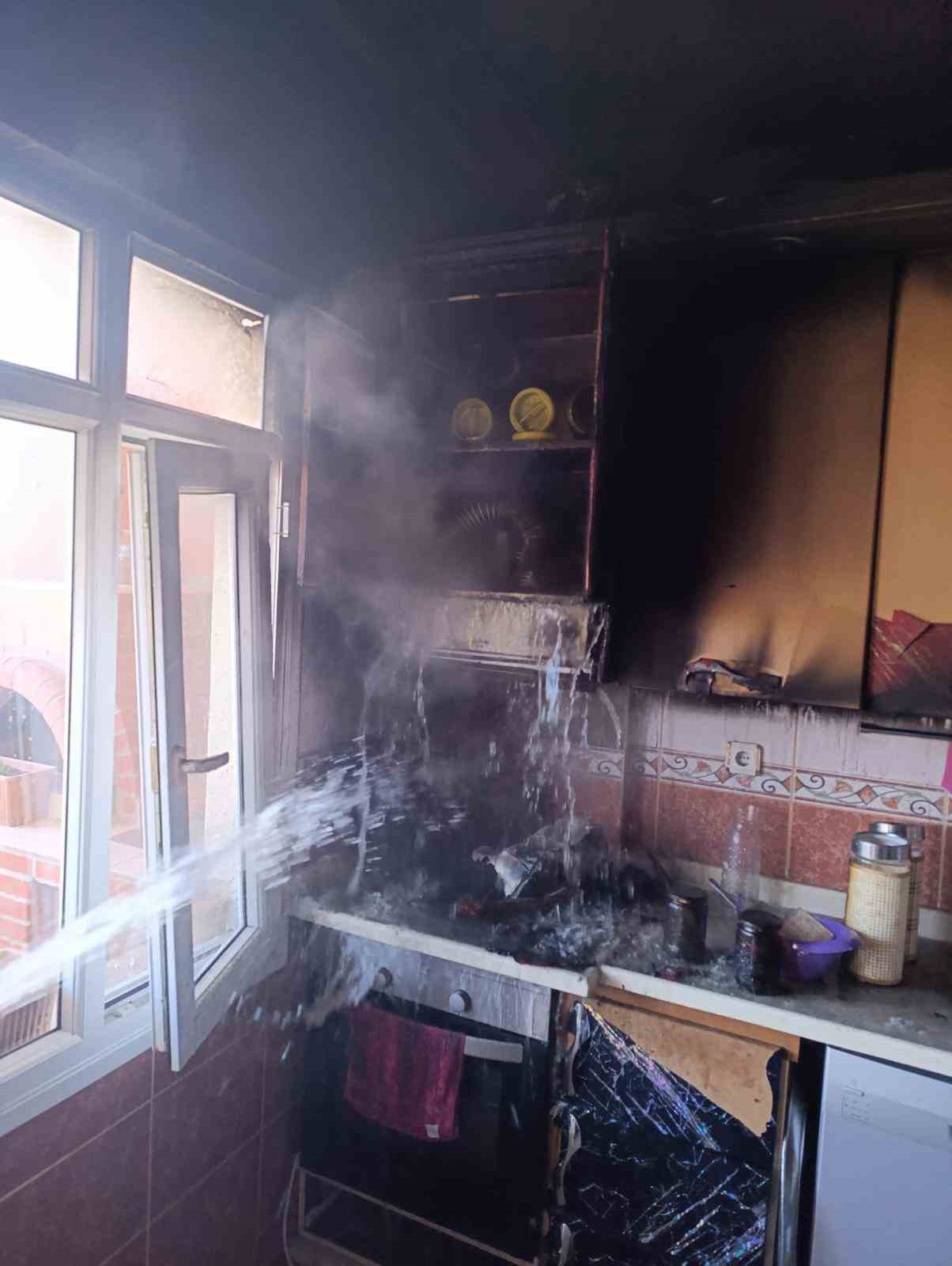 Samandağ’da evin mutfağından alevler yükseldi
