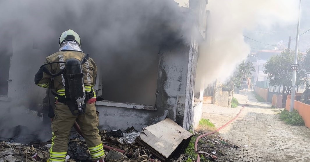 Samandağ’da metruk bina yangını
