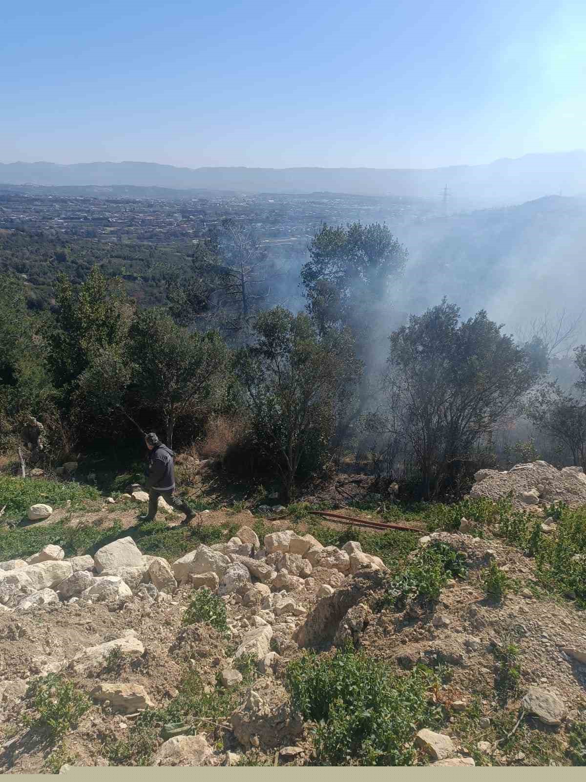 Samandağ’da ormanlık alanda çıkan yangın kısa sürede kontrol altına alındı
