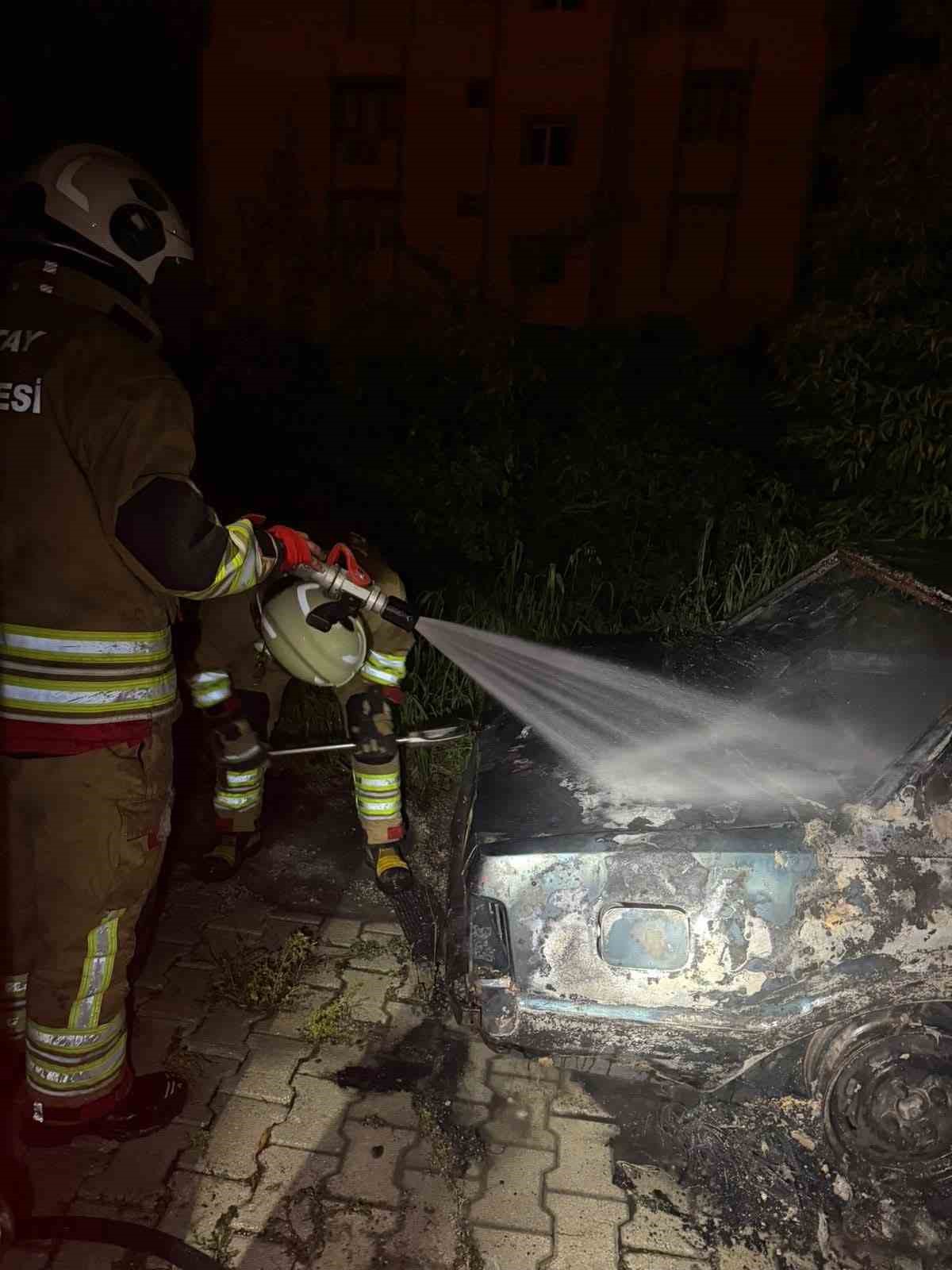 Samandağ’da yanan FİAT TOFAŞ kullanılmaz hale geldi
