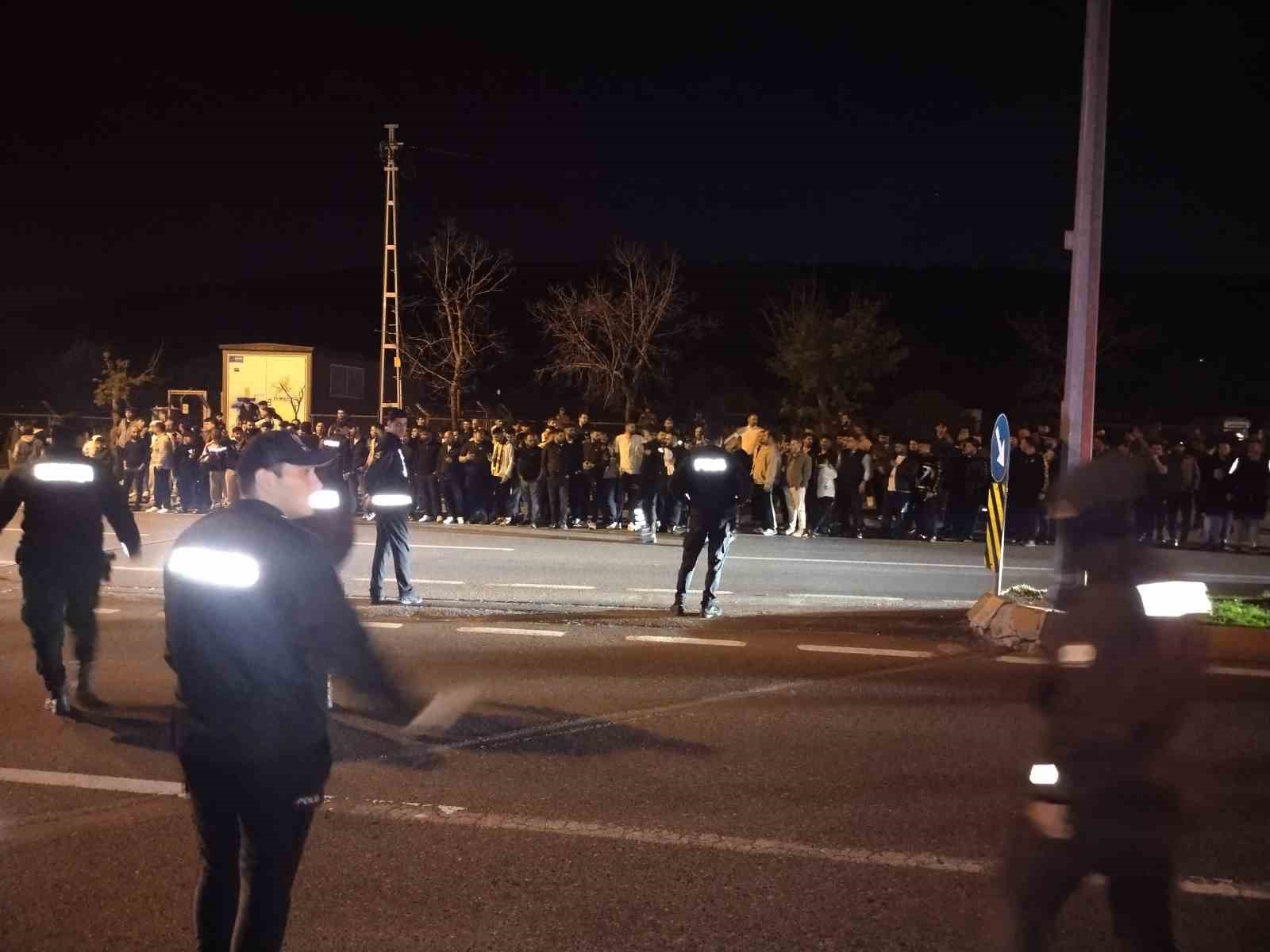 Samandıra’da Fenerbahçeli taraftarlar yönetim ve futbolculara tepki gösterdi
