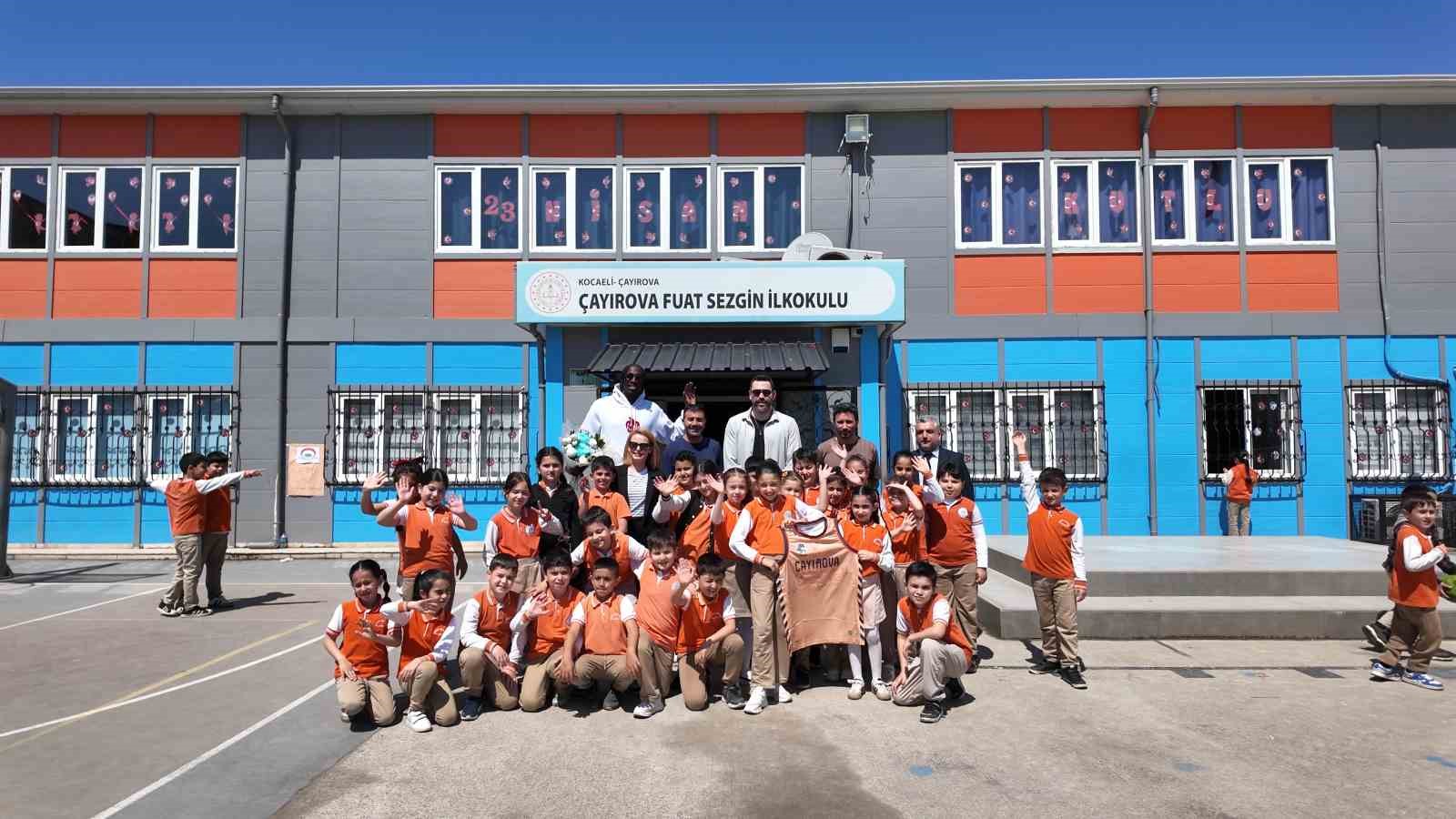 Şampiyon dev adamlar öğrencilerle bir araya geldi
