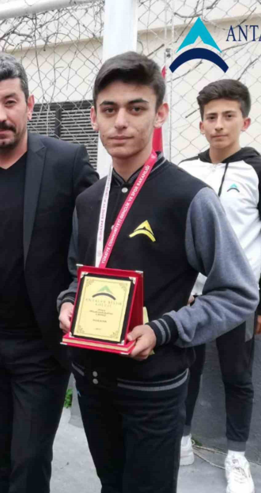 Şampiyon genç sporcunun 3,5 yıllık hayat mücadelesi ölümle bitti, sanık için yeni iddianame hazırlandı
Şampiyon genç sporcunun 3,5 yıllık hayat mücadelesi ölümle bitti, sanık için yeni iddianame hazırlandı