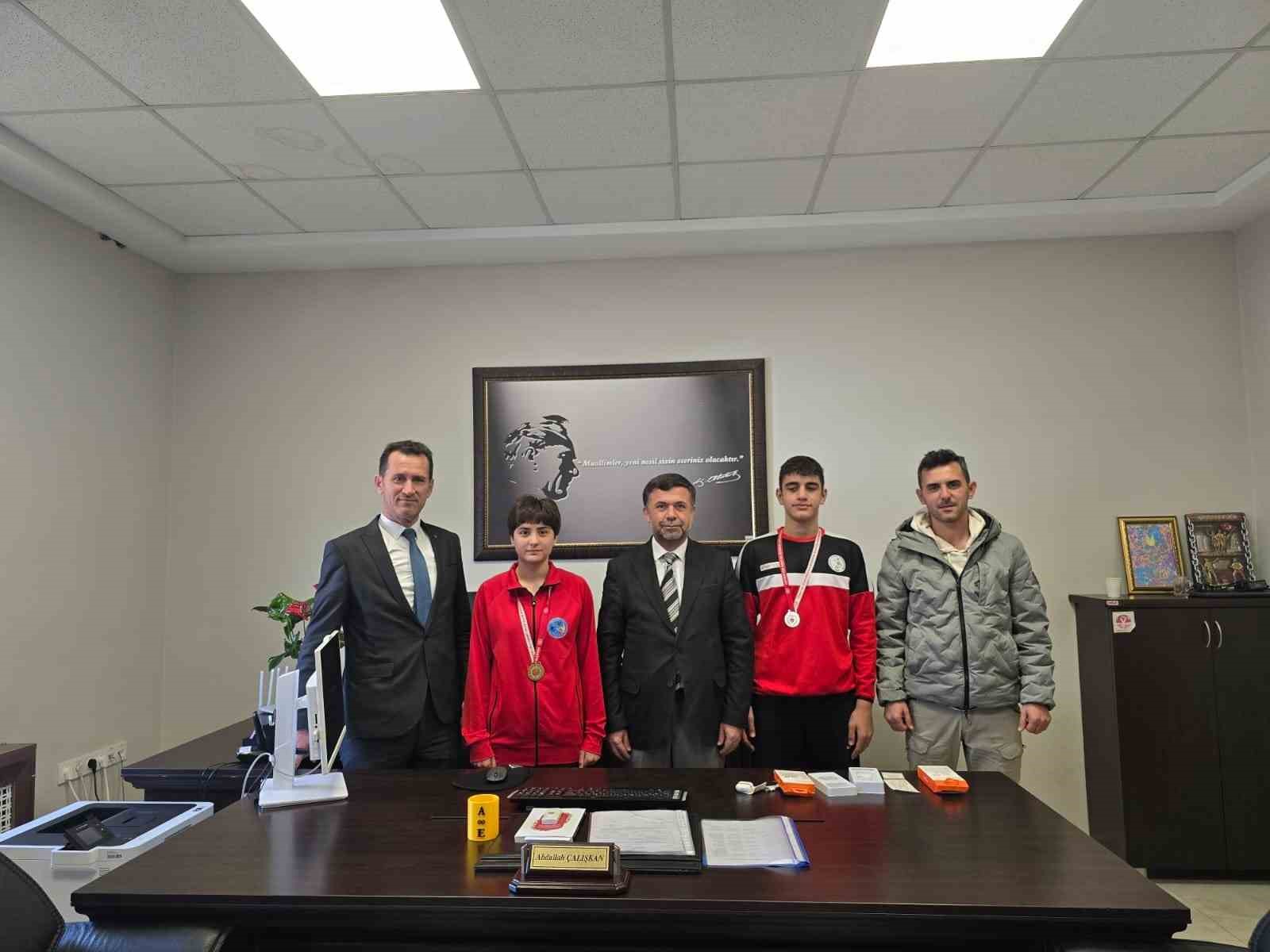 Şampiyon öğrencilere ödüller ve burs müjdesi
Şampiyon öğrencilere ödüller ve burs müjdesi