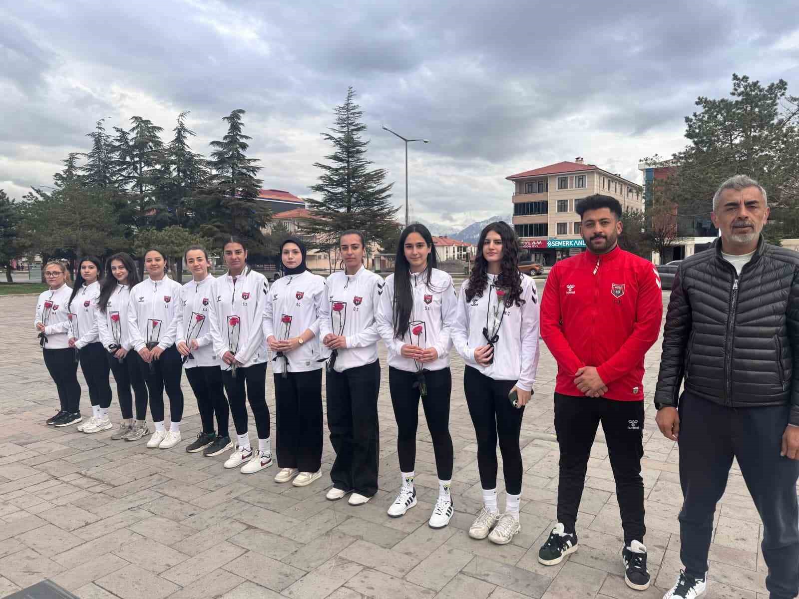 Şampiyon oldular, unutmadılar: 10 can için karanfil bıraktılar
