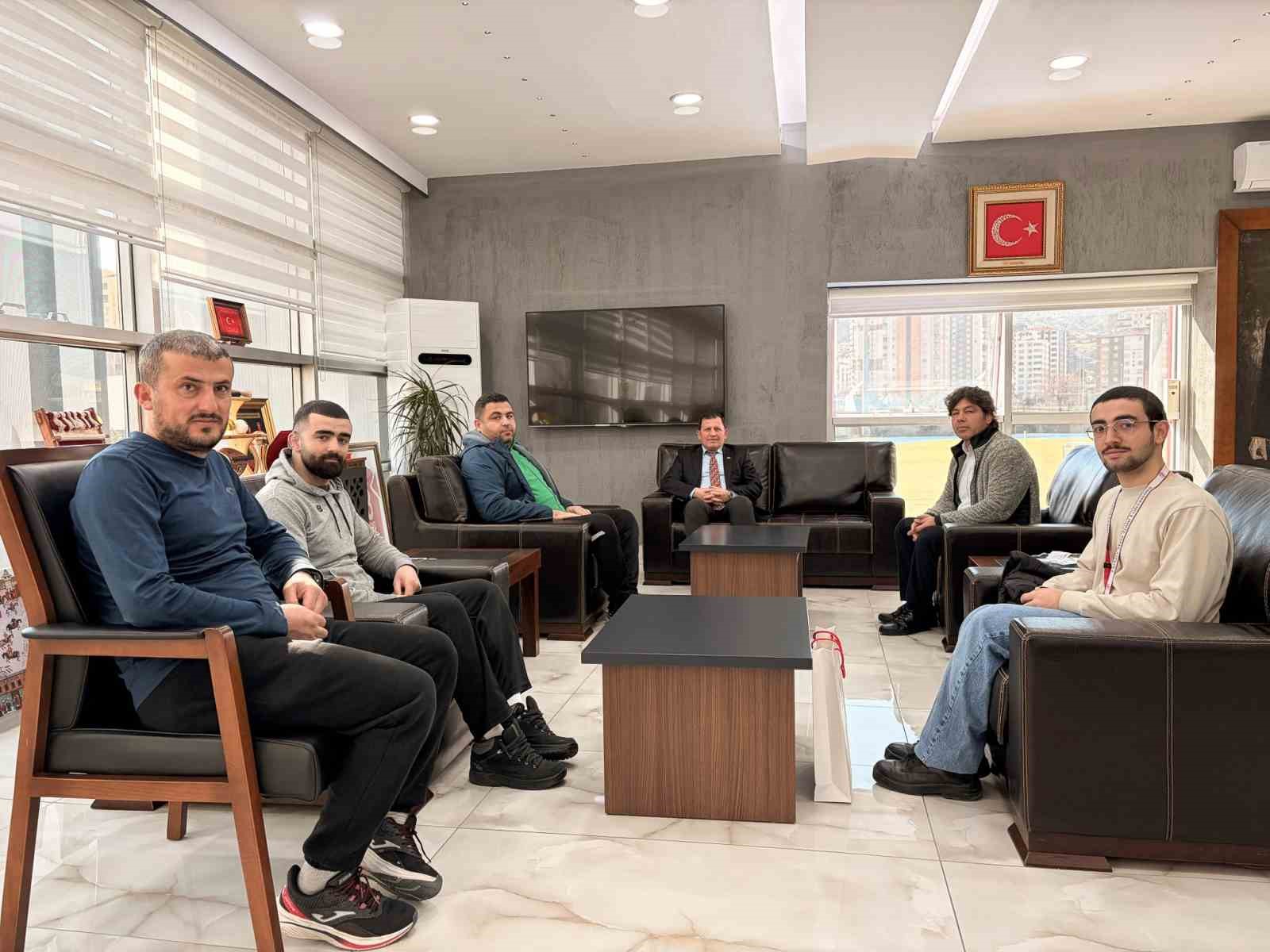 Şampiyon sporcudan Kabakcı’ya anlamlı hediye
