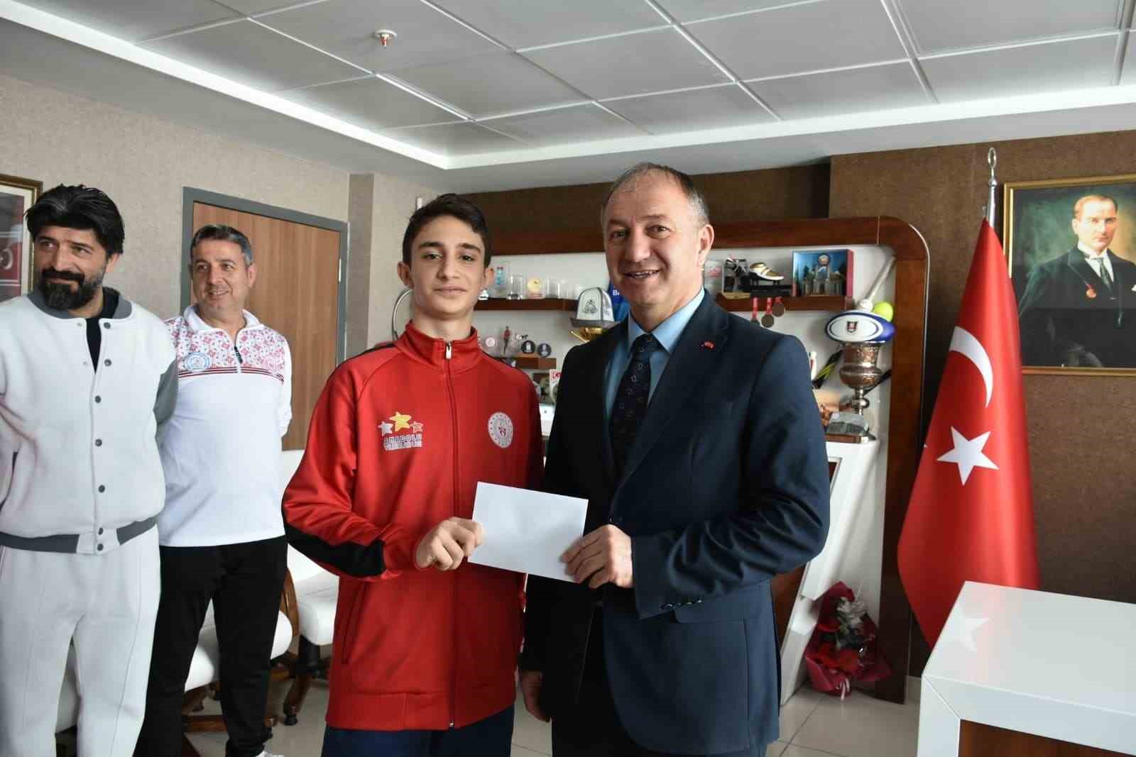 Şampiyon taekwondocular ödüllendirildi
