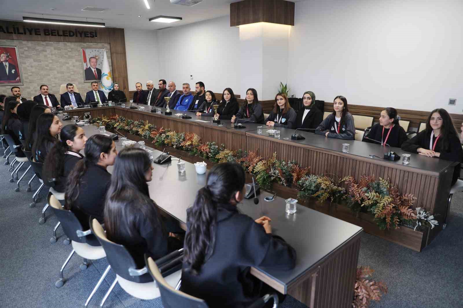 Şampiyon takımdan Canpolat’a ziyaret
