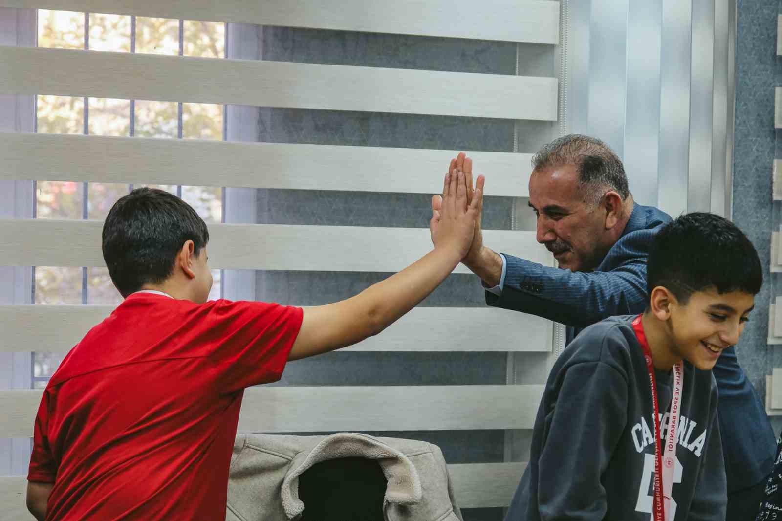 Şampiyonluk pastasını birlikte kestiler
Şampiyonluk pastasını birlikte kestiler